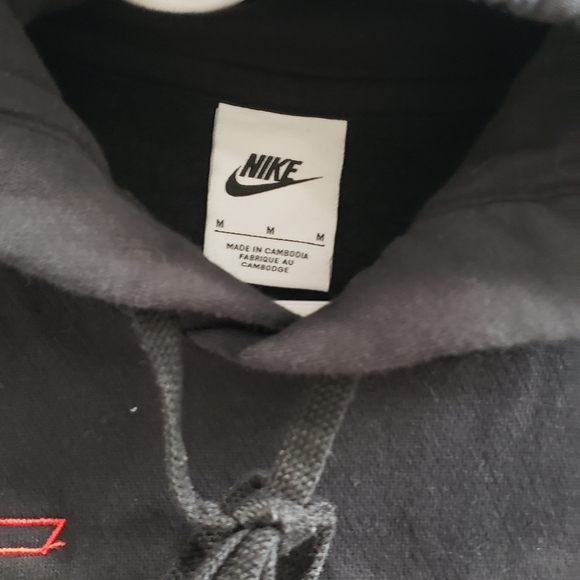 Black hooded nike sweatshirt size medium. - Picture 5 of 6